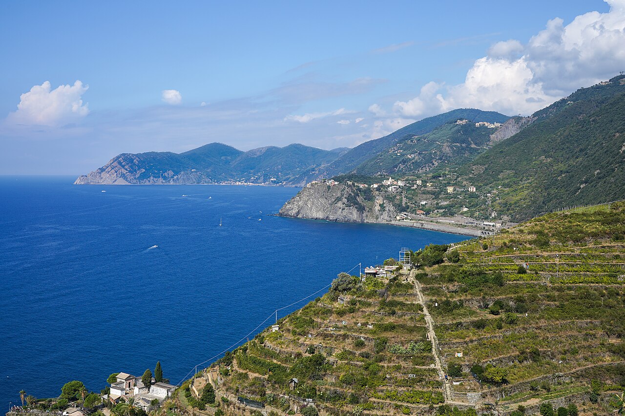 Il borgo dipinto che sfida il mare