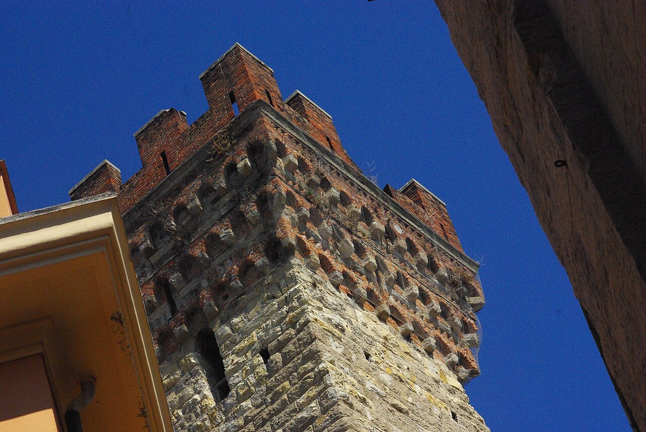 Piazza San Matteo: the drawing room of medieval aristocracy