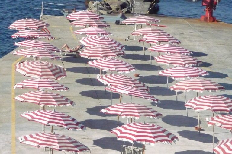 Sturla: Lungomare, Porticciolo e Vita di Quartiere a Genova