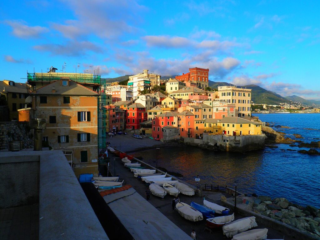Case colorate del borgo di Boccadasse con i caratteristici vicoli che scendono verso il mare