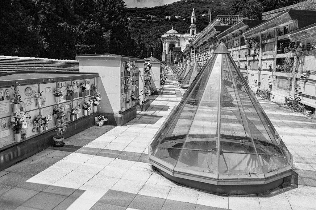 Galleria coperta del cimitero di Staglieno con sculture marmoree
