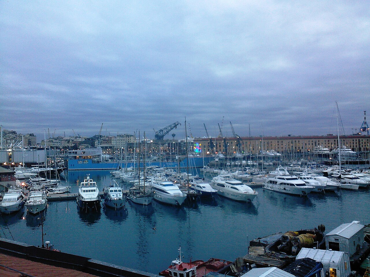 Panorama di Genova dal Porto Antico con il Bigo e la città vecchia