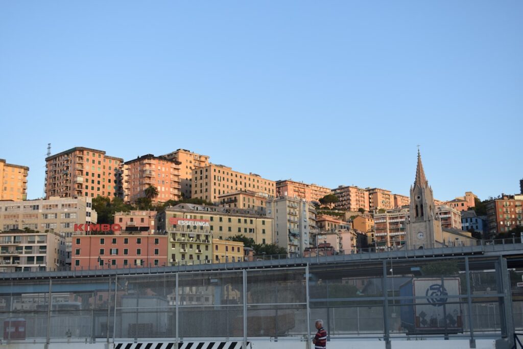 Turisti che passeggiano nel porto antico di Genova