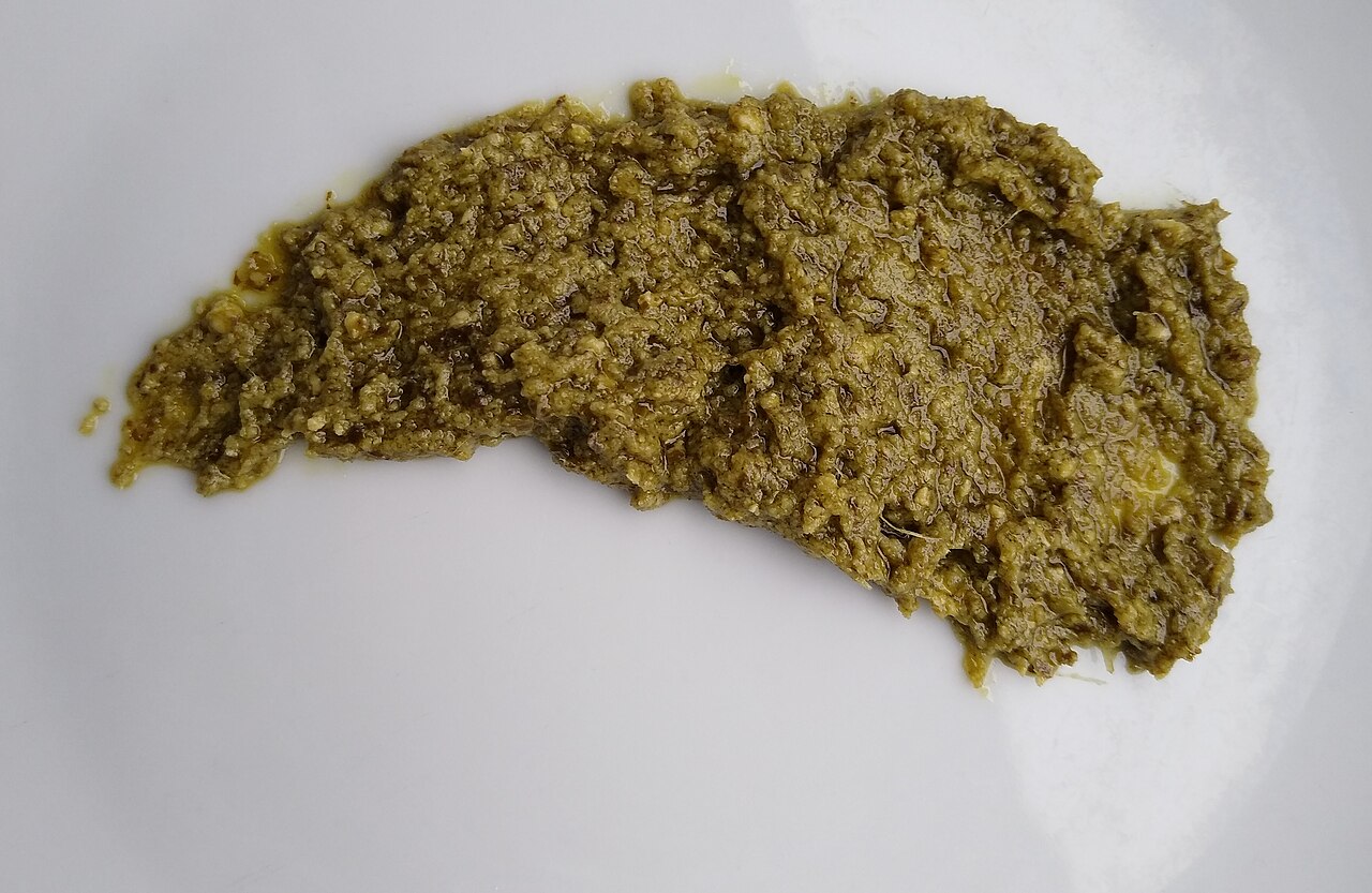 Pesto genovese nel mortaio di marmo di Carrara