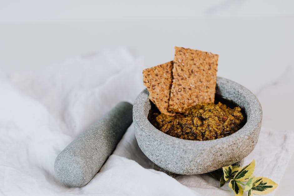 Mortaio di marmo con salsa di noci cremosa e ingredienti