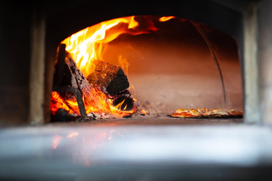 Impasto di farinata versato nel testo di ghisa nel forno a legna
