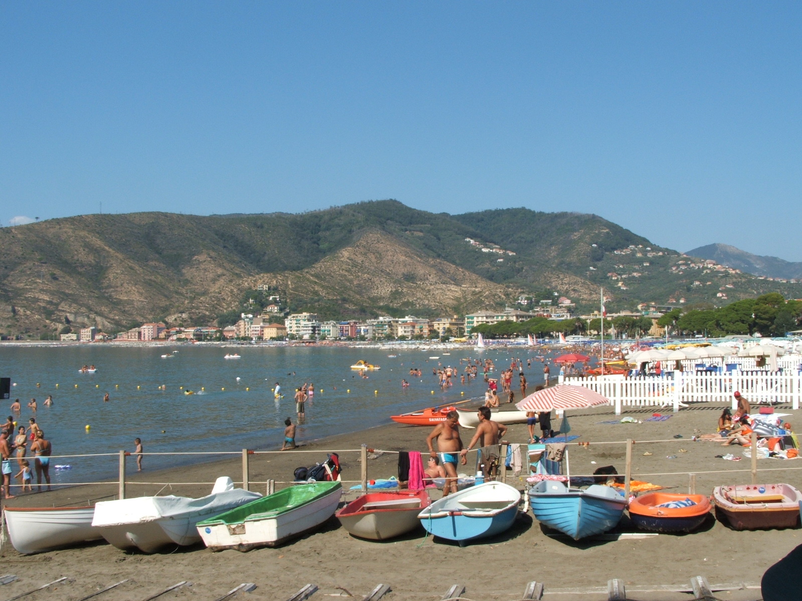 La Baia delle Favole d'estate, la grande spiaggia di Sestri Levante dedicata ad Andersen