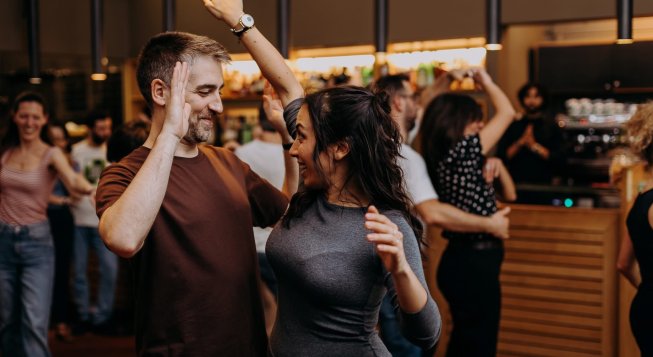Swing e Lindy Hop a Palazzo Ducale: Zenaswingers a Mentelocale Bistrot