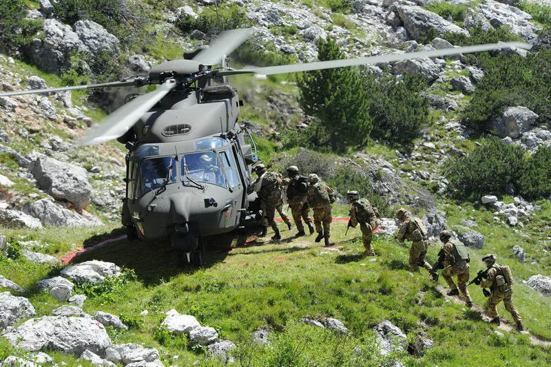 Alpini del Battaglione Feltre durante un'esercitazione