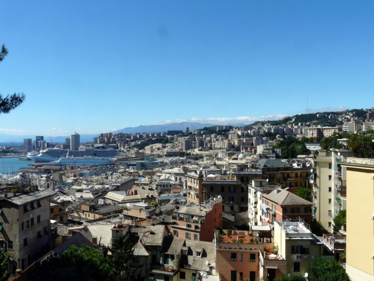 Panorama di Genova con il porto e il centro storico visto dal belvedere Castelletto