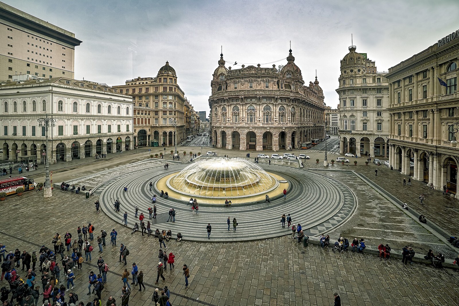 Piazza De Ferrari a Genova vista dall'alto, con la fontana centrale e i palazzi