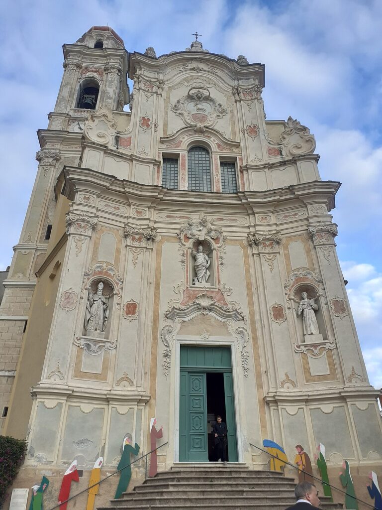 La facciata barocca della chiesa di San Giovanni Battista a Cervo