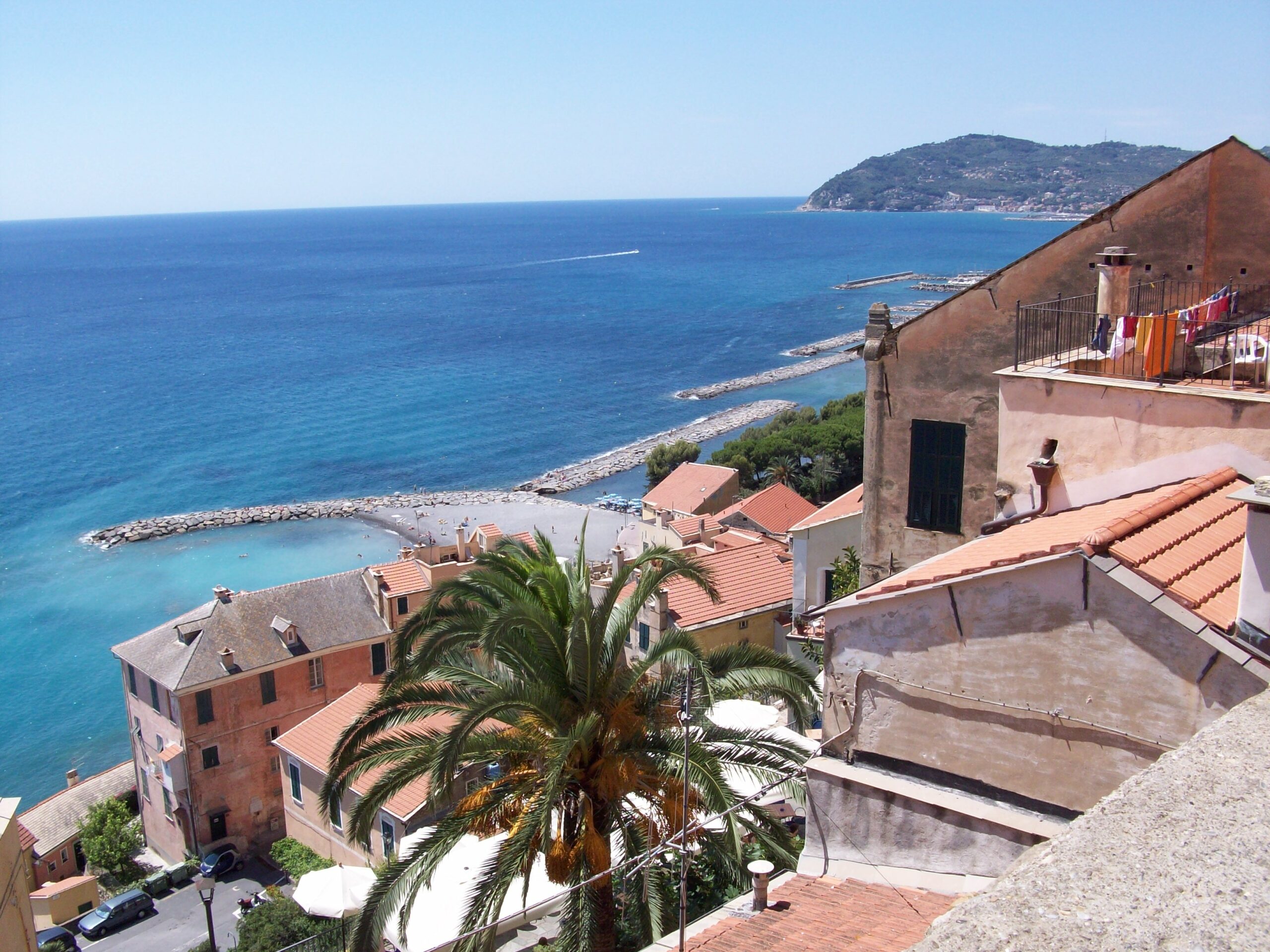 Veduta panoramica dal borgo di Cervo sulla Riviera di Ponente verso il mare e la costa