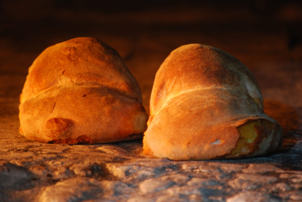 Pane cotto in un forno a legna tradizionale