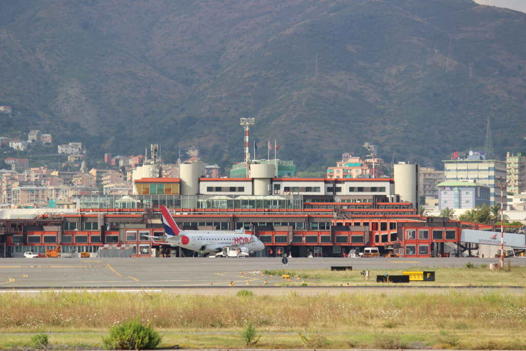 Aeroporto Cristoforo Colombo di Genova con aereo e terminal