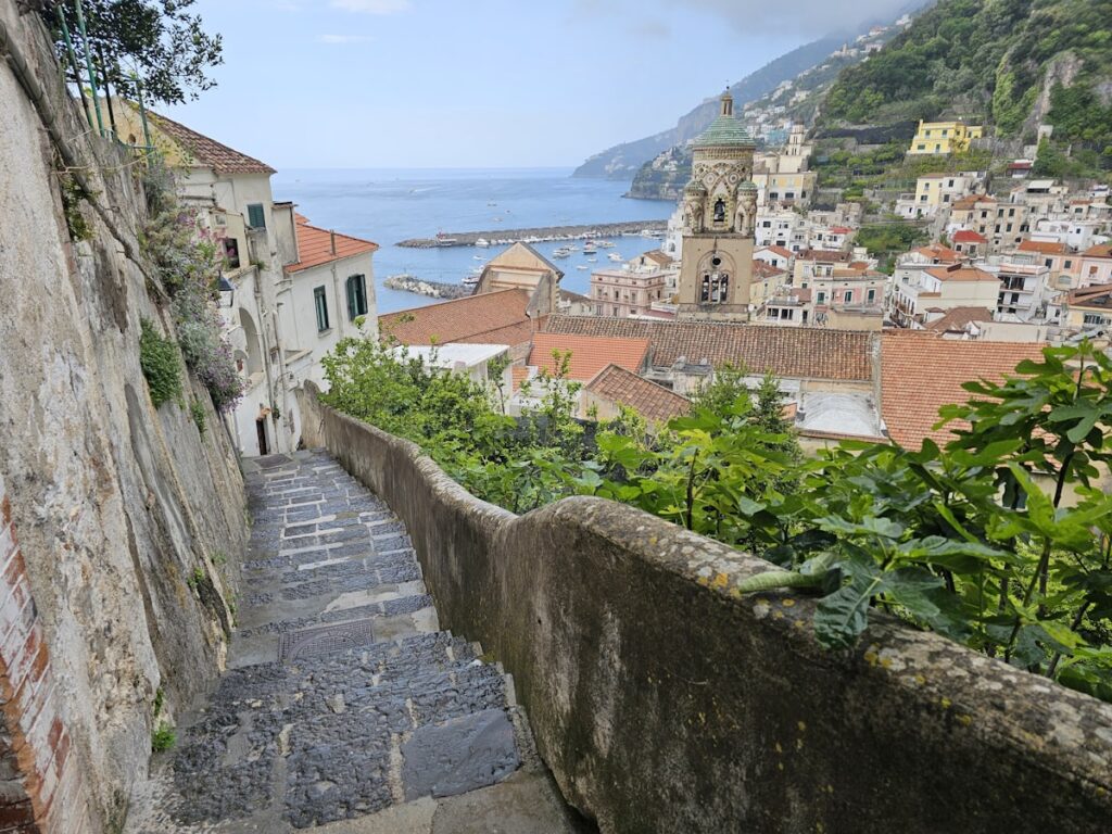 Scalinata storica nei vicoli del centro storico genovese