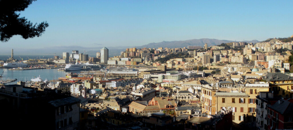 Vista panoramica di Genova: centro storico, Porto Antico e Lanterna