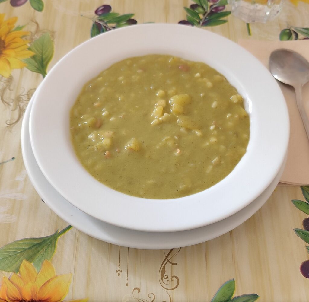Una ciotola di minestrone genovese con pesto fresco