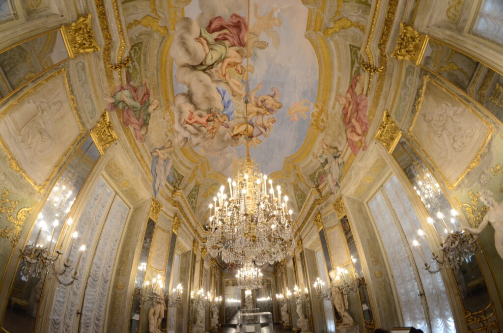 Galleria degli Specchi del Palazzo Reale di Genova con lampadari di cristallo accesi