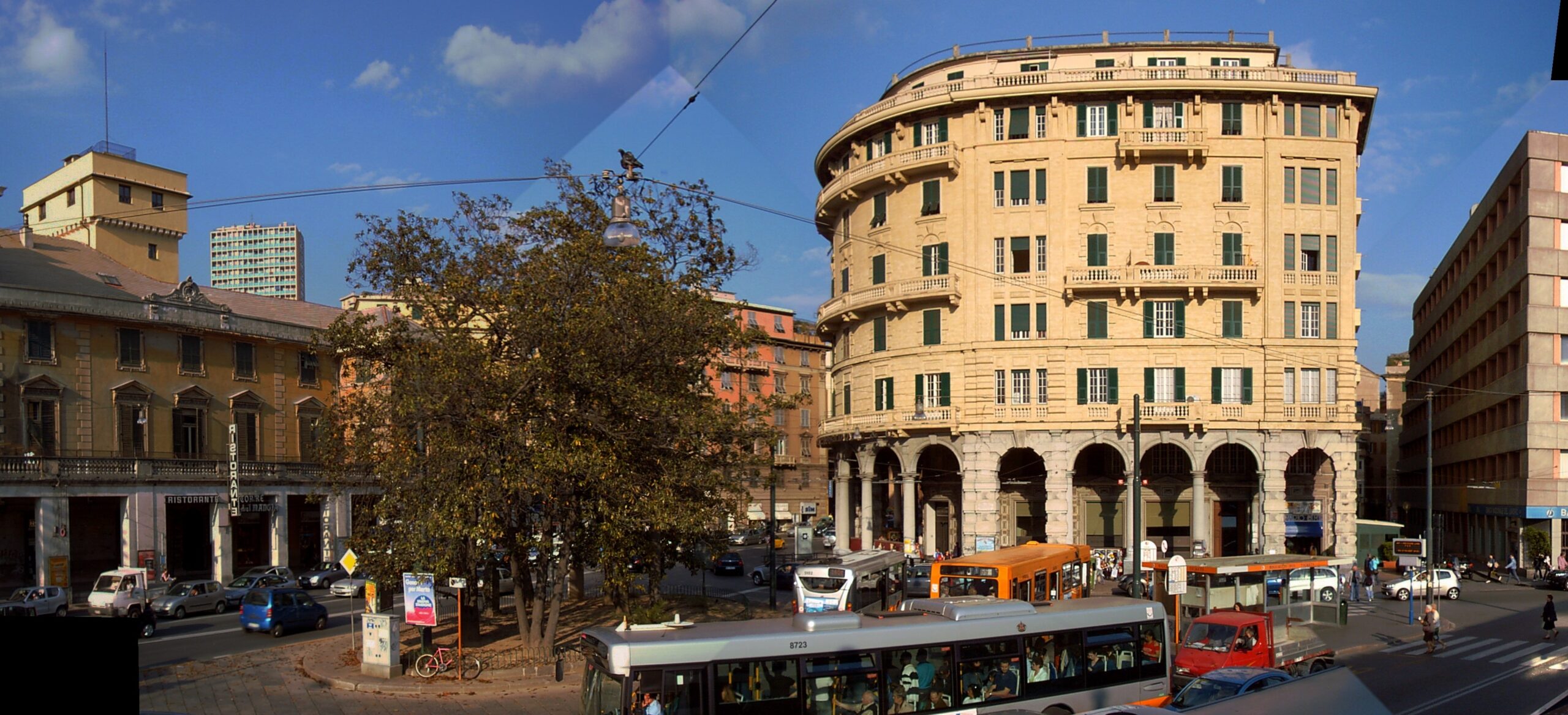 Piazza Nicolò Montano a Sampierdarena con edificio Liberty e autobus