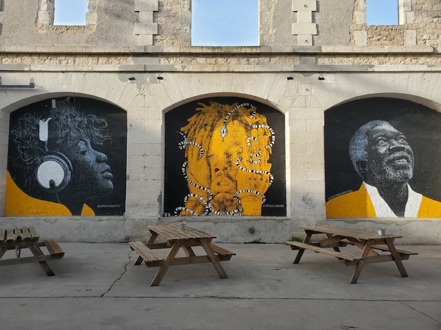 Murale colorato su parete industriale a Sampierdarena con temi operai e artistici