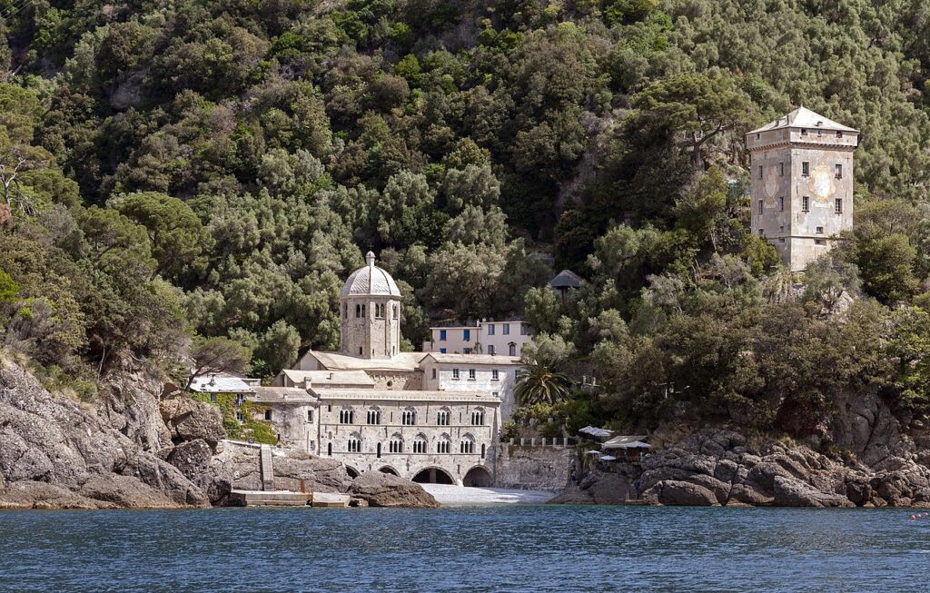 L'abbazia benedettina di San Fruttuoso nella sua baia protetta