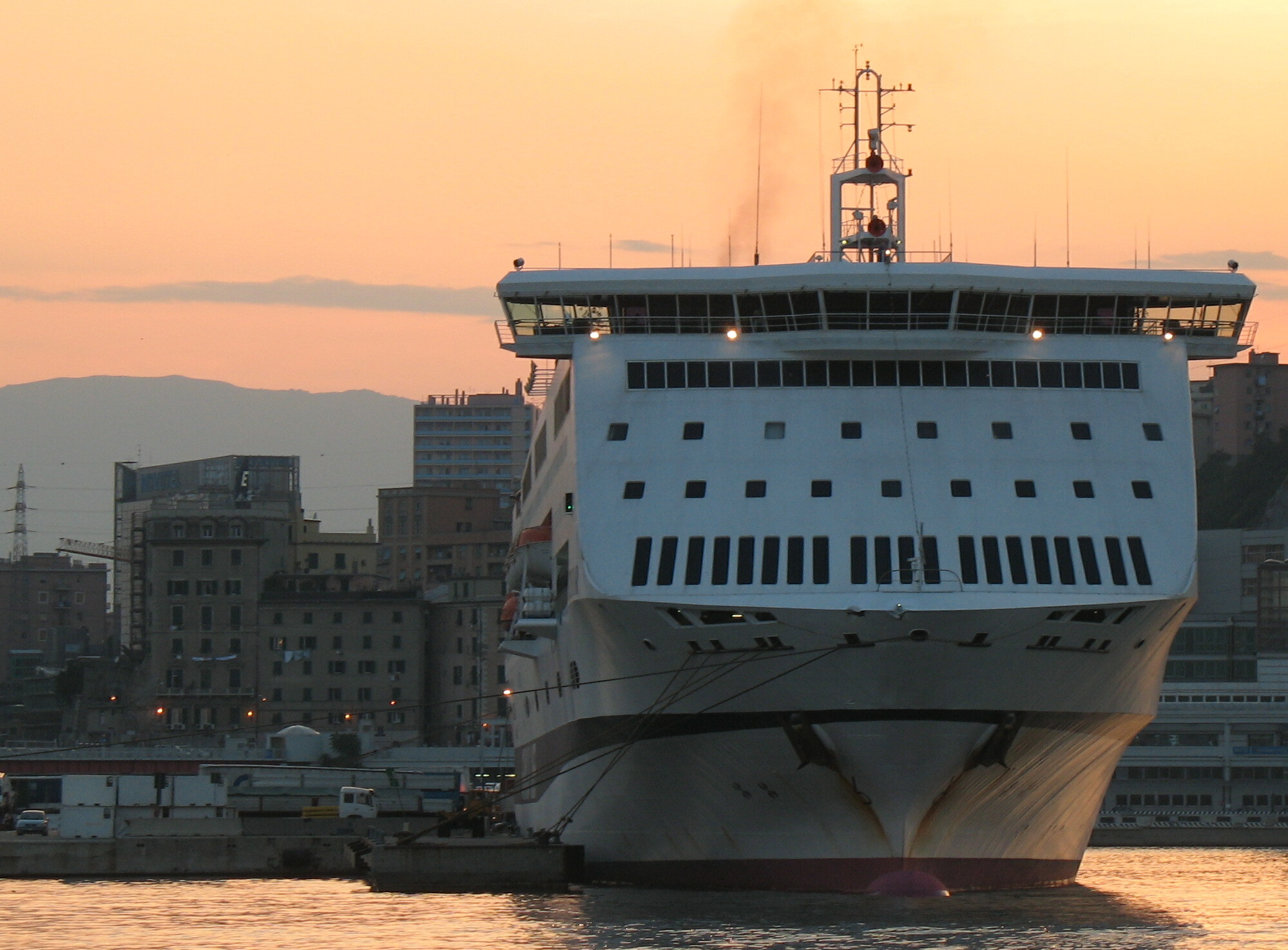 Traghetto ormeggiato al terminal passeggeri di Genova al tramonto