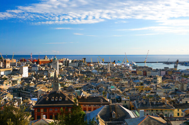 Panorama del centro storico di Genova con tetti, campanile e porto sullo sfondo
