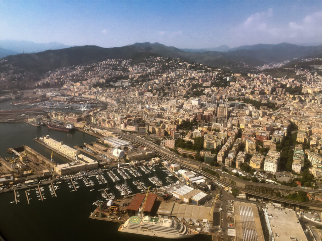 Vista aerea di Genova con porto antico e centro storico