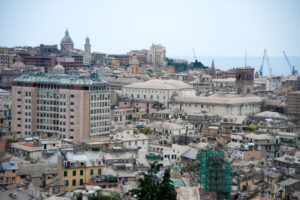 Panorama di Genova dall'alto con vista sul porto, il centro storico e il mare