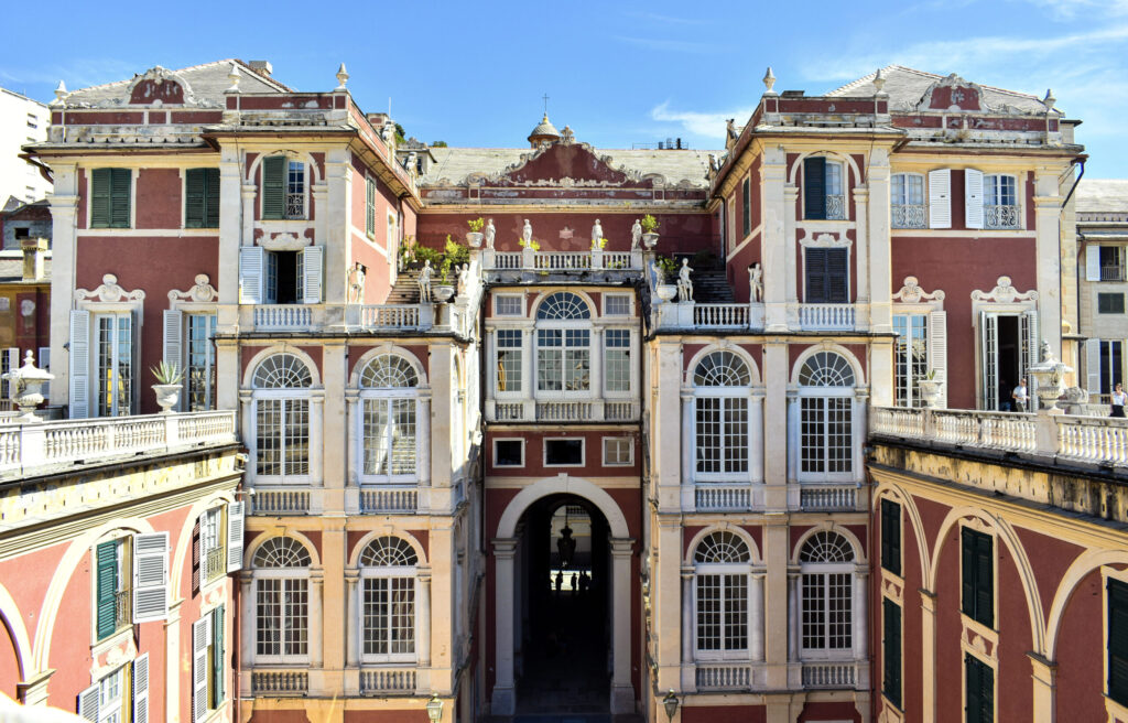 Facciata interna barocca del Palazzo Reale di Genova vista dal cortile