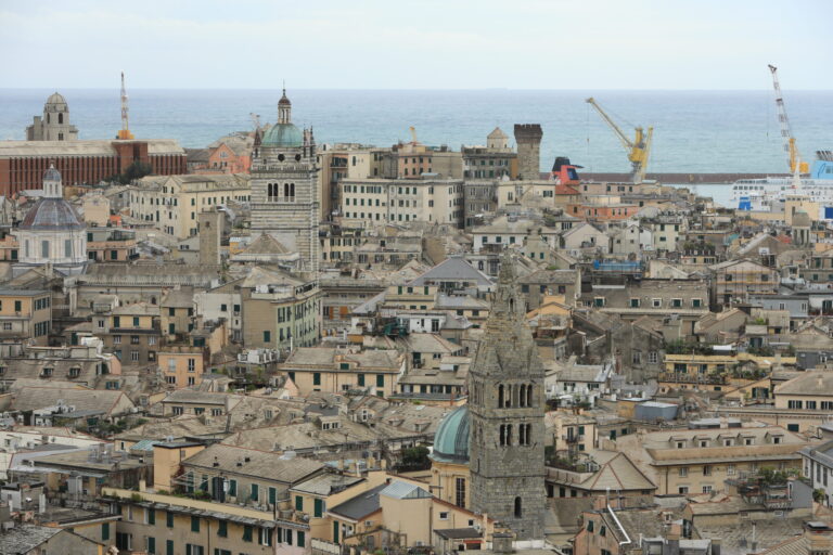 Panorama di Genova dal Belvedere Montaldo con tetti del centro storico e mare