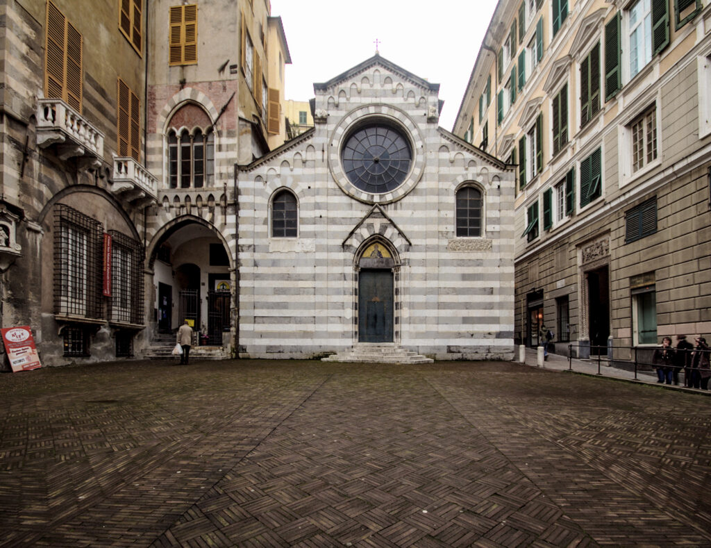 Piazza San Matteo vista dal lato nord, ensemble architettonico medievale dei Doria