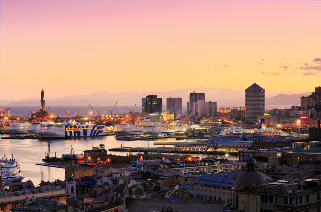 Il porto di Genova al tramonto con la Lanterna e lo skyline di San Benigno