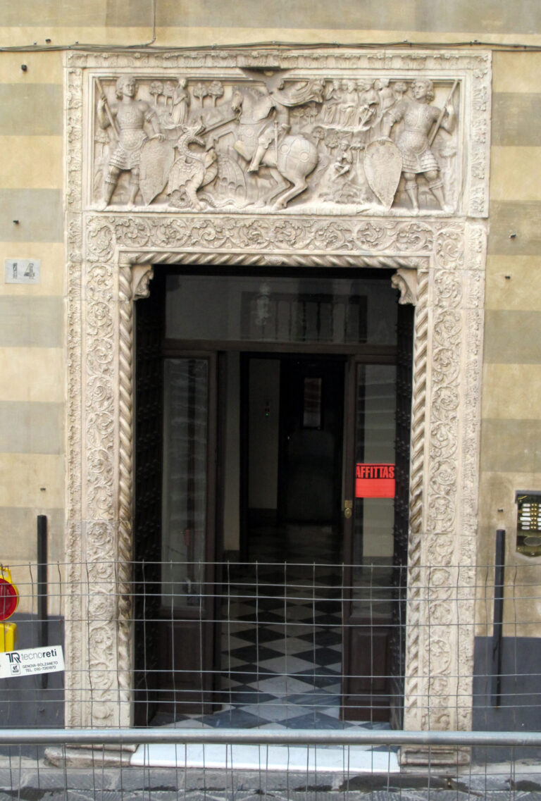 Portale quattrocentesco di Giovanni Gagini (1457) su un palazzo del centro storico di Genova