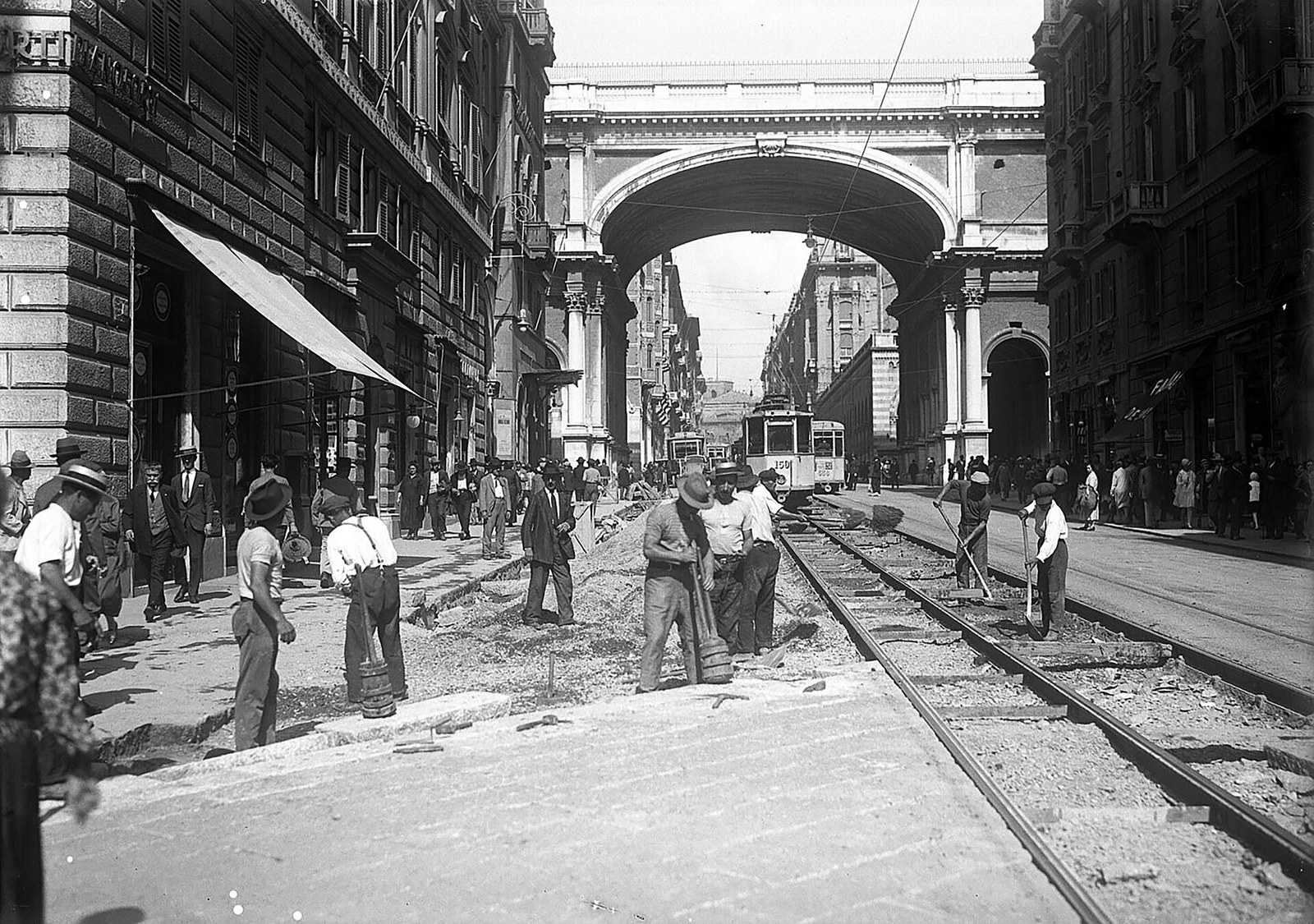 Via XX Settembre a Genova nel 1929, con tram e palazzi in stile umbertino