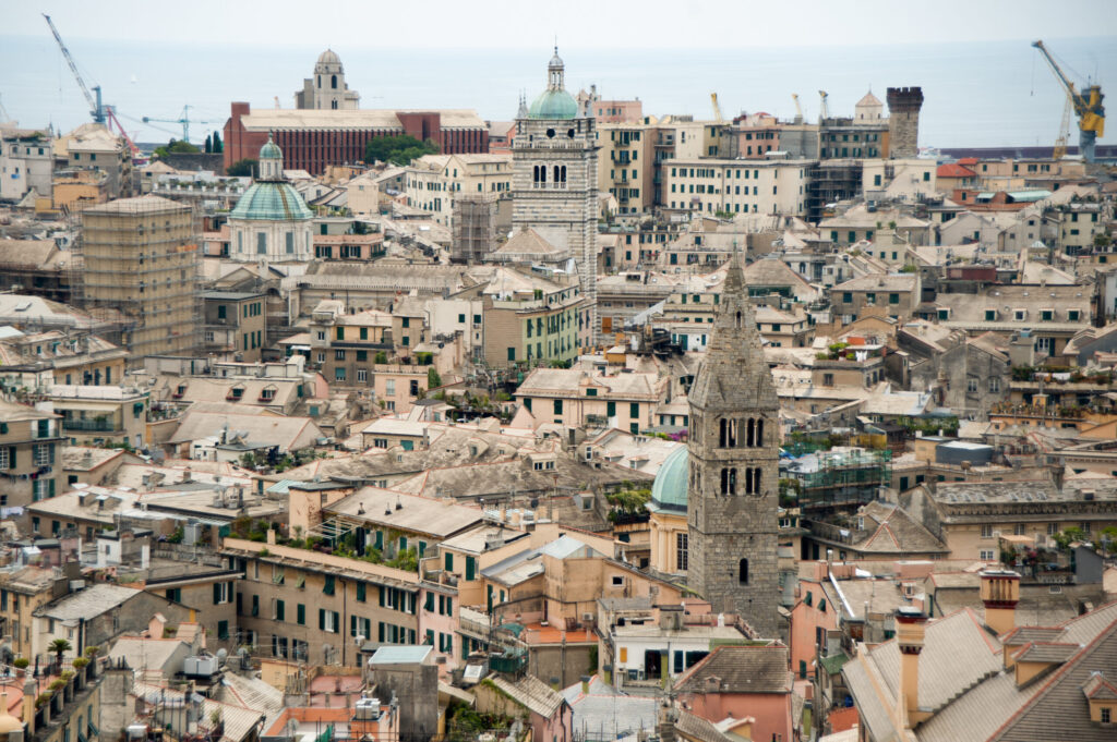 Vista panoramica del centro storico di Genova con le cupole, i campanili e la Lanterna sullo sfondo