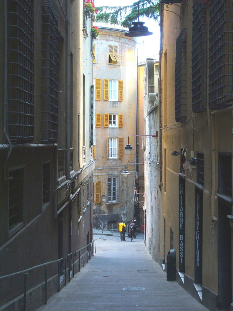Caruggio del centro storico di Genova visto da via Garibaldi