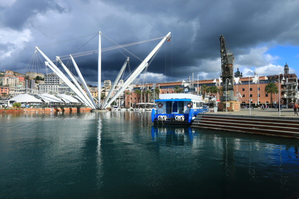 Il Porto Antico di Genova con il Bigo di Renzo Piano e l'antica gru