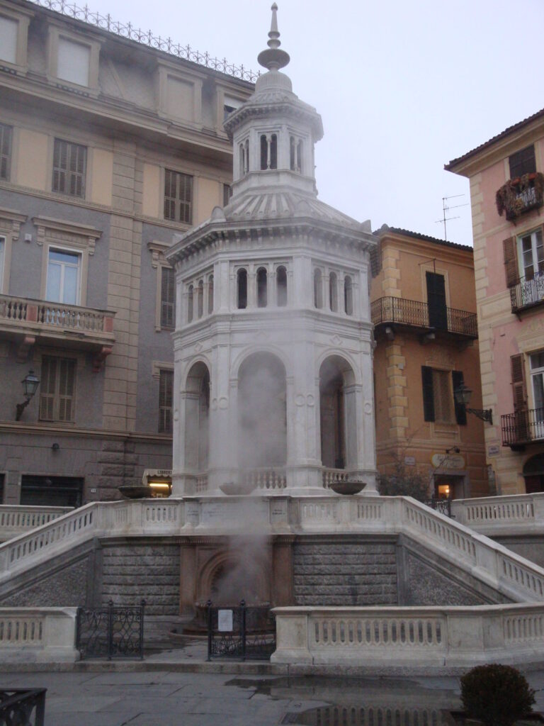 La fontana ottagonale della Bollente in piazza ad Acqui Terme, con il vapore termale che sale