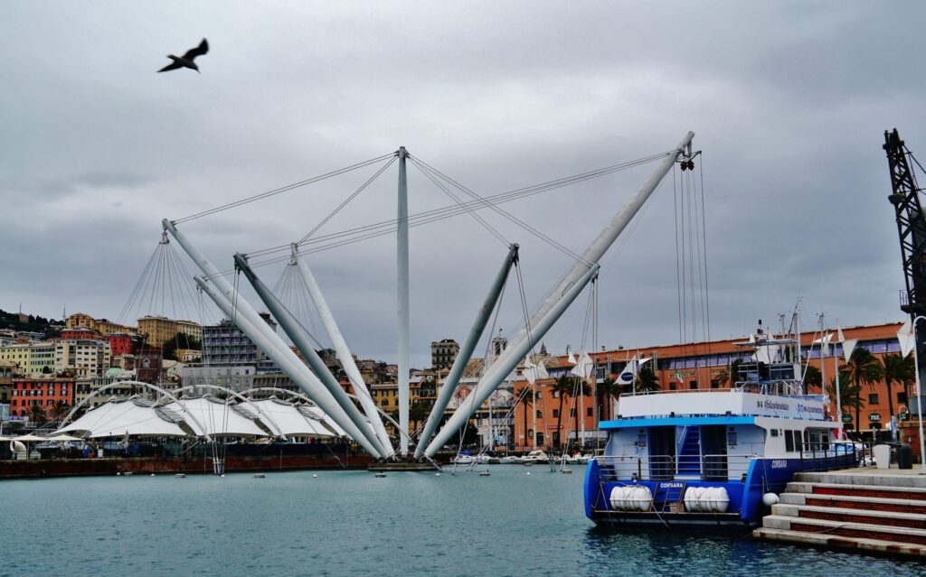 Il Bigo di Renzo Piano al Porto Antico di Genova: gru-installazione bianca con braccia metalliche aperte sul bacino