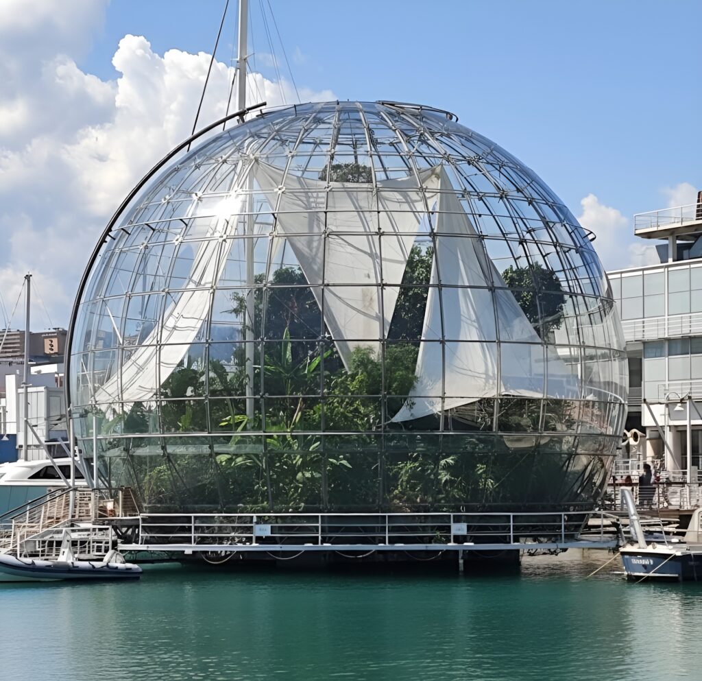 La Biosfera di Renzo Piano al Porto Antico di Genova: cupola di vetro e acciaio con vegetazione tropicale all'interno