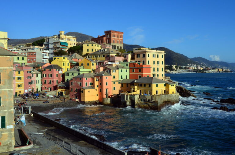 Panorama di Boccadasse a Genova con le caratteristiche case colorate sul mare