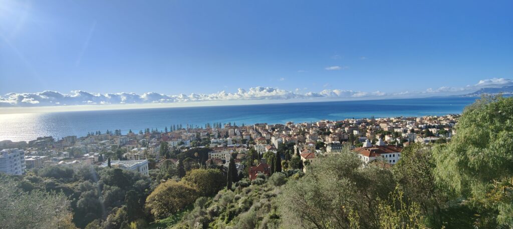 Panorama di Bordighera con palmeto e mare