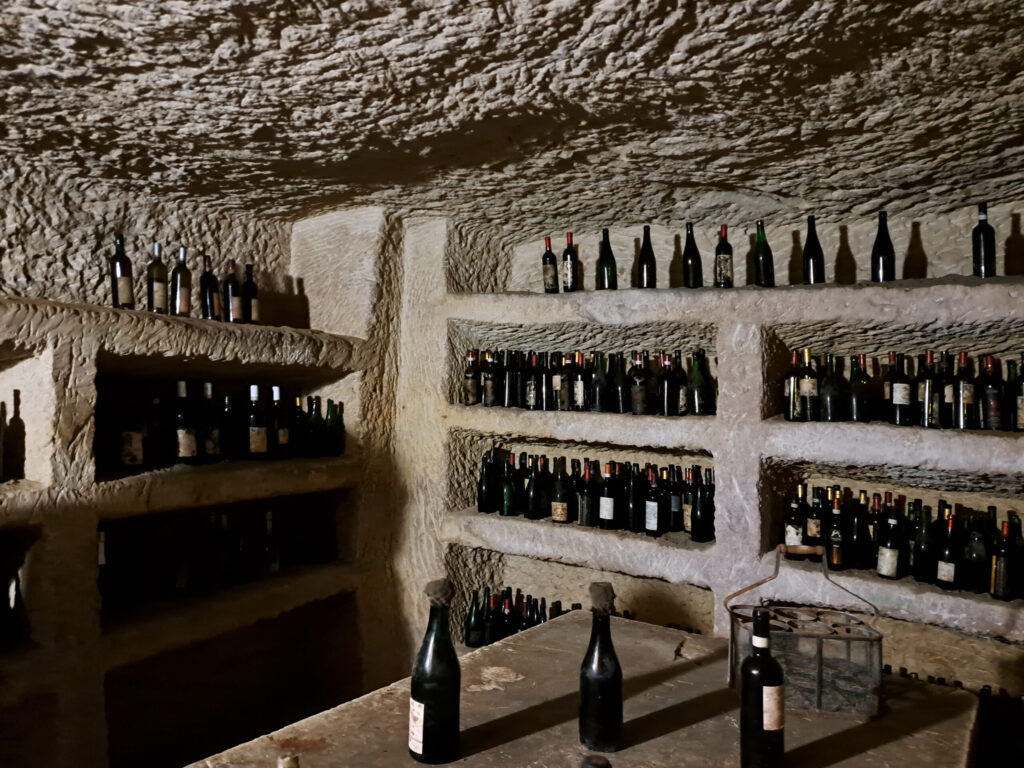 Un Infernot dell'Ecomuseo della Pietra da Cantoni a Cella Monte (Monferrato), con bottiglie nelle nicchie