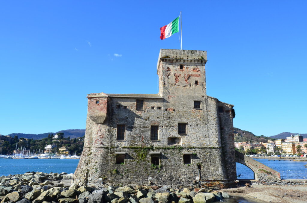 Il Castello sul Mare di Rapallo con la bandiera italiana in una giornata di sole