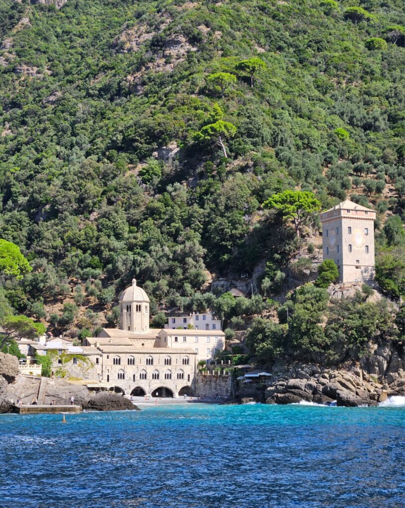 L'Abbazia di San Fruttuoso incastonata nella baia sul Promontorio di Portofino