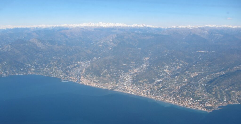 Veduta aerea della Riviera di Ponente con Ventimiglia, Bordighera e le Alpi Marittime innevate