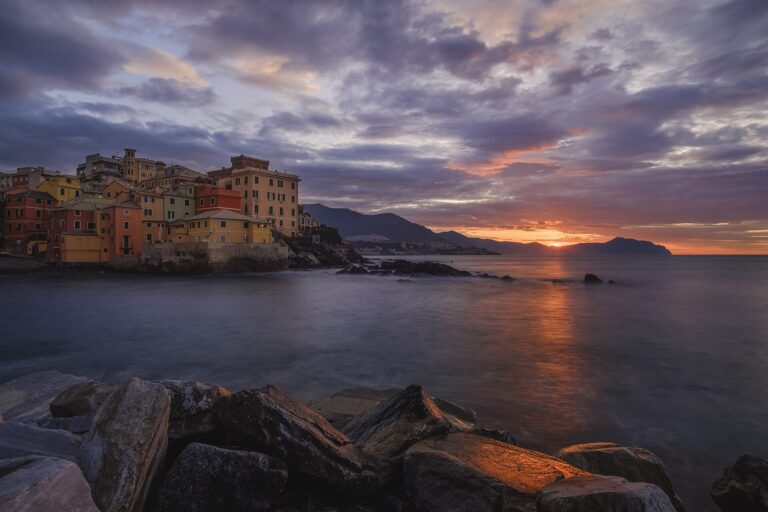 Boccadasse all'alba con il promontorio di Portofino sullo sfondo, lunga esposizione
