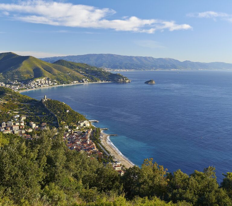 Vista panoramica della baia di Noli e Spotorno con l'Isola di Bergeggi sullo sfondo, Riviera di Ponente